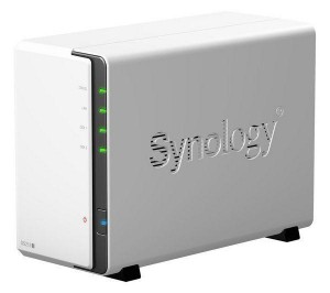 Le NAS est une solution fiable pour la sauvegarde de vos données, dupliquées (RAID 1). La marque Synology offre des fonctionnalités avancées dont le versioning !